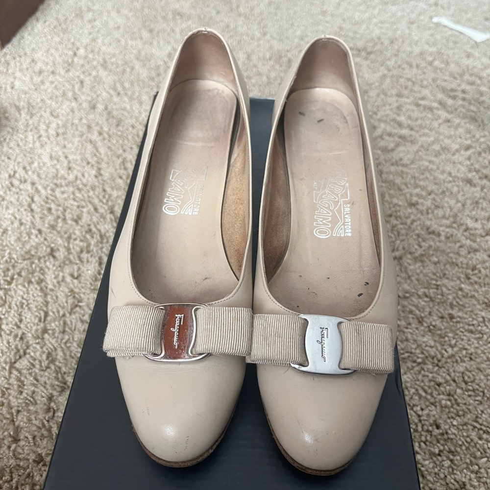 Ferragamo size 7 pumps. In nice condition